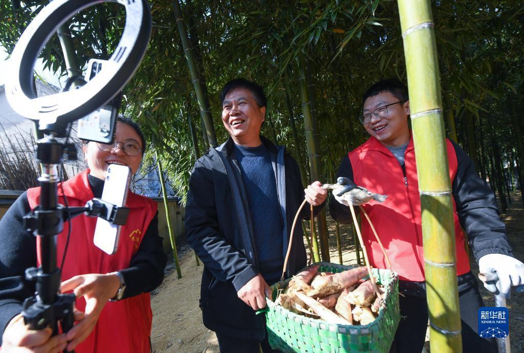 “牢牢把握服务民族复兴、促进人类进步这条主线”——“十个明确”彰显马克思主义中国化新飞跃述评之九(图3)